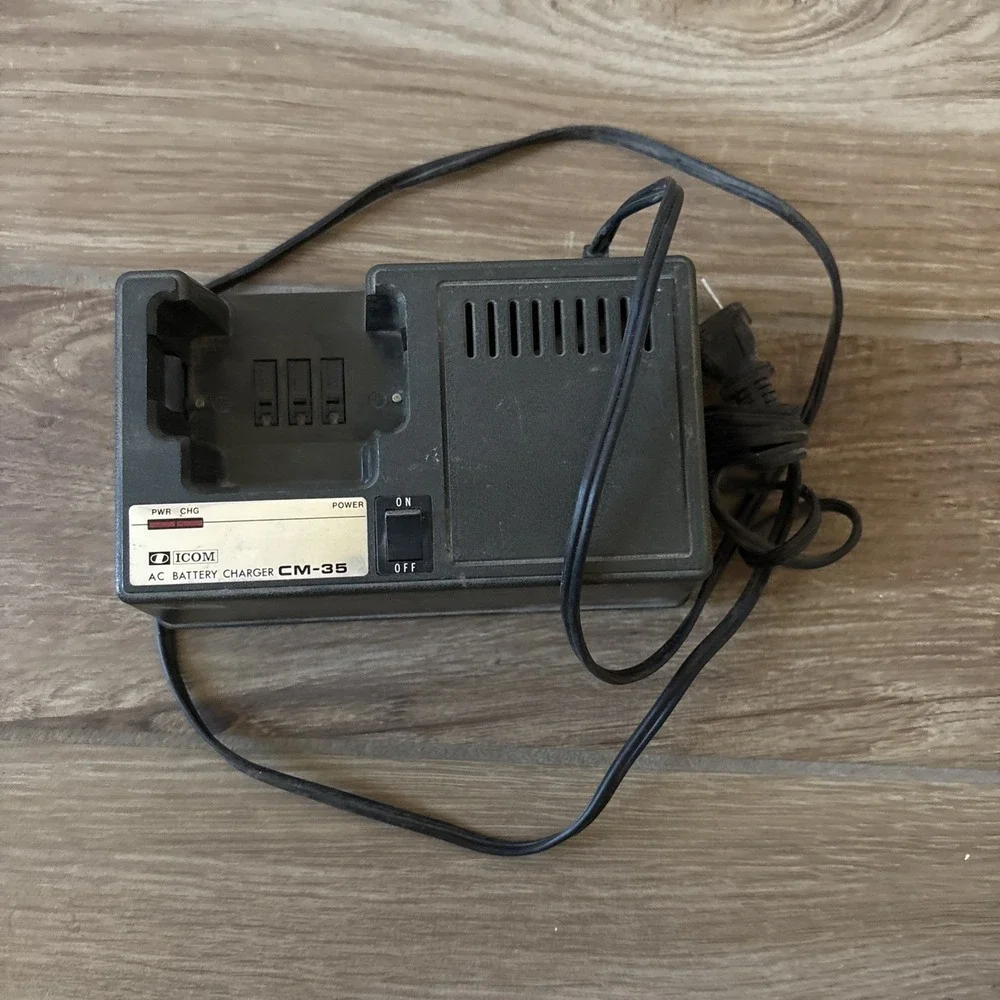 Icom AC Battery Charger BC-35 Lights Come On